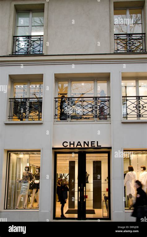 chanel handbags paris - biggest chanel store in paris.